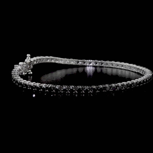 18 ayar altın su yolu pırlanta bileklik modeli, zarif taş dizilimi ve çarpıcı renk kontrastıyla dikkat çekiyor. Siyah pırlantaların asaleti ve beyaz pırlantaların parlaklığı, bu beyaz altın bileklikte etkileyici bir uyum yaratıyor.

