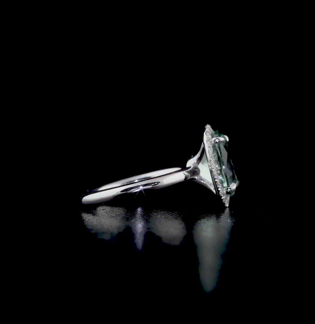 Göz alıcı beril taşı ve parlak pırlanta detaylarıyla tasarlanmış, modern ve şık 18 ayar beyaz altın beril taşlı altın yüzük modeli