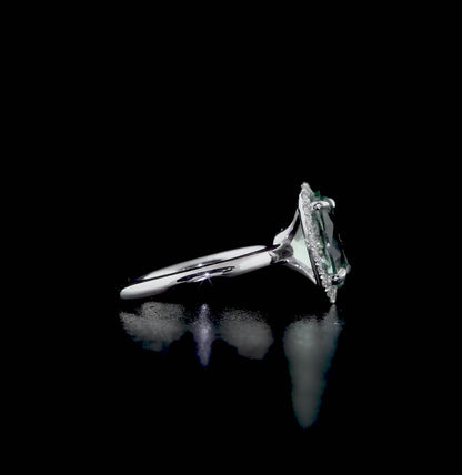 Göz alıcı beril taşı ve parlak pırlanta detaylarıyla tasarlanmış, modern ve şık 18 ayar beyaz altın beril taşlı altın yüzük modeli