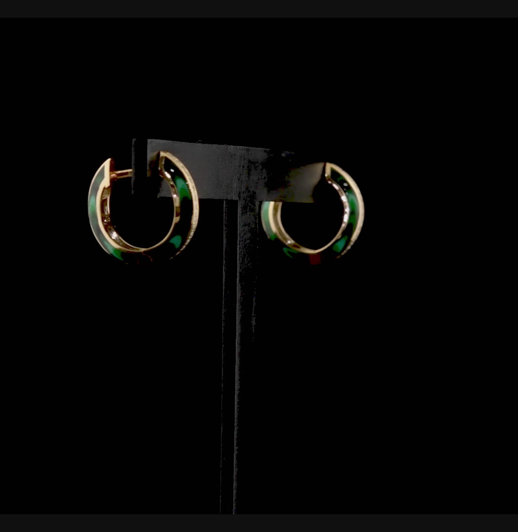 Rose altın modern halka küpe tasarımı, küçük pırlanta detaylarıyla zarif ve minimal bir görünüm sunuyor
Bu görselde, ince işçilikle hazırlanmış modern halka formu öne çıkıyor. Rose altının romantik tonu, küçük ve parıltılı pırlantalarla dengelenmiş. Günlük kullanım için ideal olan bu modern küpe modeli, sadeliğiyle dikkat çekiyor.