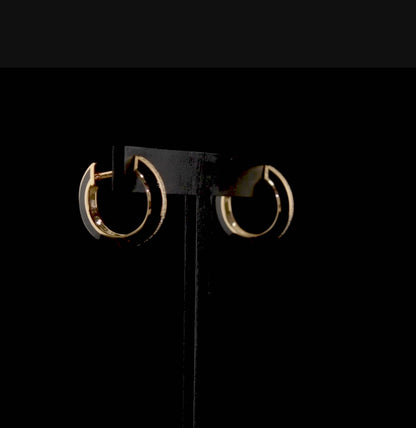 Modern tarzı ve zamansız zarafeti bir araya getiren, siyah mine taşlı ve pırlanta süslemeli 18 ayar rose altın halka küpe modeli.

