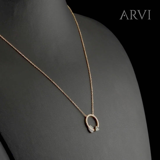 Zarafetiyle öne çıkan 14 ayar altın dönen ok kolye
0,12 karat pırlanta taşla tasarlanan dönen ok kolye, zarif formu ve 42-45 cm ayarlanabilir zinciriyle konforlu bir kullanım sağlar. 14 ayar altın yapısıyla hem dayanıklı hem ışıltılı bir takıdır. Sevgililer günü veya doğum günü hediyesi olarak öne çıkar.