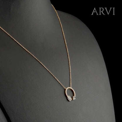 Zarafetiyle öne çıkan 14 ayar altın dönen ok kolye
0,12 karat pırlanta taşla tasarlanan dönen ok kolye, zarif formu ve 42-45 cm ayarlanabilir zinciriyle konforlu bir kullanım sağlar. 14 ayar altın yapısıyla hem dayanıklı hem ışıltılı bir takıdır. Sevgililer günü veya doğum günü hediyesi olarak öne çıkar.