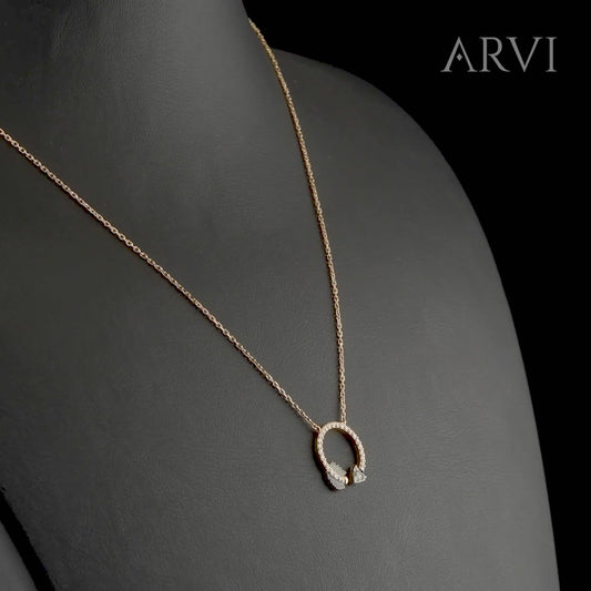 Zarafetiyle öne çıkan 14 ayar altın dönen ok kolye
0,12 karat pırlanta taşla tasarlanan dönen ok kolye, zarif formu ve 42-45 cm ayarlanabilir zinciriyle konforlu bir kullanım sağlar. 14 ayar altın yapısıyla hem dayanıklı hem ışıltılı bir takıdır. Sevgililer günü veya doğum günü hediyesi olarak öne çıkar.