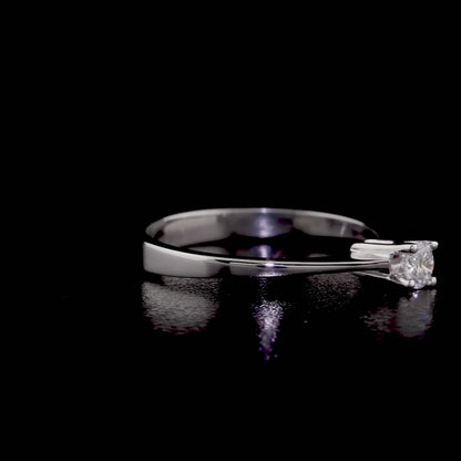 Kadın parmağında takılı zarif beyaz altın tektaş pırlanta yüzük, 0.15 karat pırlanta ile şık ve zarif görünüm sunuyor
özel günlerin vazgeçilmez ışıltısı tektaş pırlanta yüzük-AS00005-AS00013