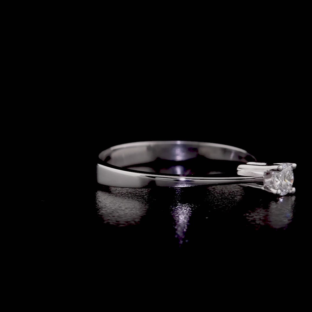 Kadın parmağında takılı zarif beyaz altın tektaş pırlanta yüzük, 0.15 karat pırlanta ile şık ve zarif görünüm sunuyor
özel günlerin vazgeçilmez ışıltısı tektaş pırlanta yüzük-AS00005-AS00013