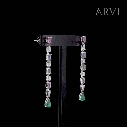 Zümrüt, safir ve pırlantanın büyüleyici birlikteliğiyle tasarlanmış, beyaz altın üzerinde ince işçilikle şekillendirilmiş safir zümrüt pırlanta taşlı küpe. Renk geçişleriyle göz alıcı bir şıklık sunan bu uzun küpe, estetik dokunuşu ile dikkat çeker.

