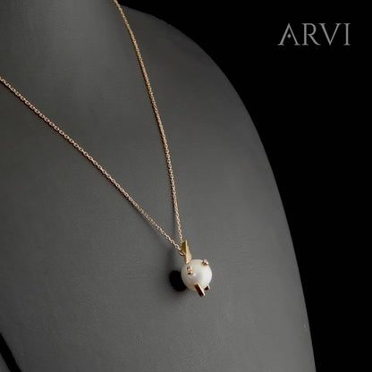 Pırlantalı balık kolye, sembolik anlamı ve estetik çizgileriyle dikkat çeker. 42 cm uzunluğundaki zincir, balık figürünü boynun merkezine dengeli şekilde yerleştirir. 0,01 karat pırlanta taşı ise kolyenin sade zarafetini ışıltıyla tamamlar.

