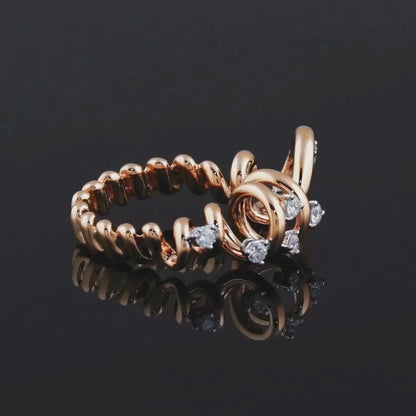 Sarmal pırlanta yüzük modeli, yuvarlak kesim pırlanta detaylarıyla ışıltılı görünür çünkü el yapımı tasarım yüzük rose, sarı ve beyaz altın seçenekleriyle sunulur.