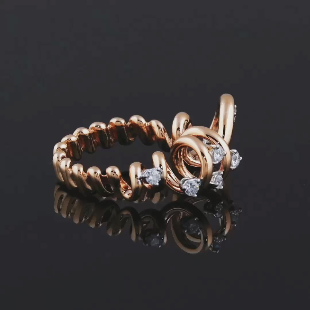 Sarmal pırlanta yüzük modeli, yuvarlak kesim pırlanta detaylarıyla ışıltılı görünür çünkü el yapımı tasarım yüzük rose, sarı ve beyaz altın seçenekleriyle sunulur.