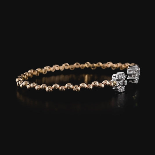 Sarı ve rose altın seçenekleriyle kişiselleştirilebilen 0,58 karat pırlanta tasarım bilezik, el işçiliğiyle hazırlanmış modern detayları sayesinde özel günler için ideal bir takı olur.