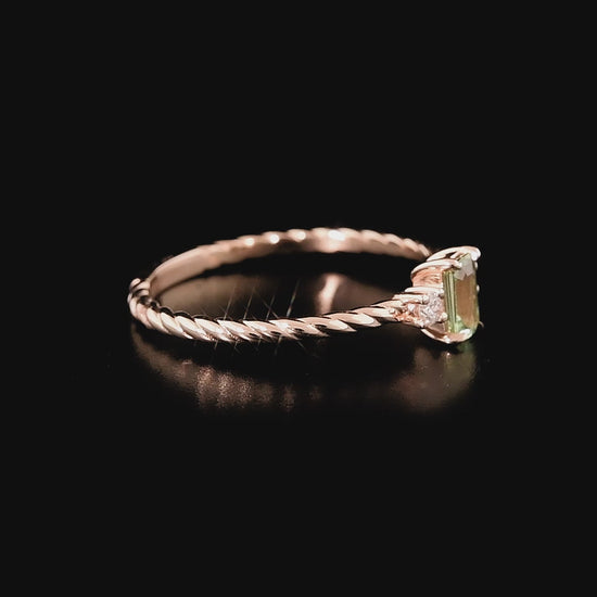 Pırlanta taşlı tasarım yüzük modeli, göz alıcı yeşil safir taşıyla klasik değerli taş kullanımını modern bir formda sunar. Rose altın yüzey, pırlantaların ve safirin ışıltısını öne çıkararak takıya romantik ve doğal bir hava kazandırır.

