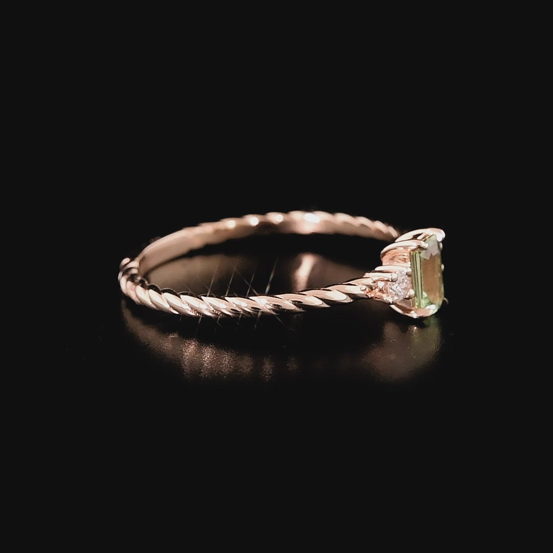 Pırlanta taşlı tasarım yüzük modeli, göz alıcı yeşil safir taşıyla klasik değerli taş kullanımını modern bir formda sunar. Rose altın yüzey, pırlantaların ve safirin ışıltısını öne çıkararak takıya romantik ve doğal bir hava kazandırır.

