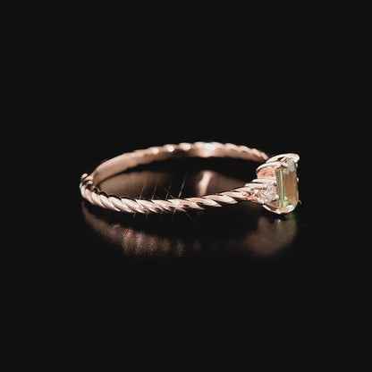 Pırlanta taşlı tasarım yüzük modeli, göz alıcı yeşil safir taşıyla klasik değerli taş kullanımını modern bir formda sunar. Rose altın yüzey, pırlantaların ve safirin ışıltısını öne çıkararak takıya romantik ve doğal bir hava kazandırır.

