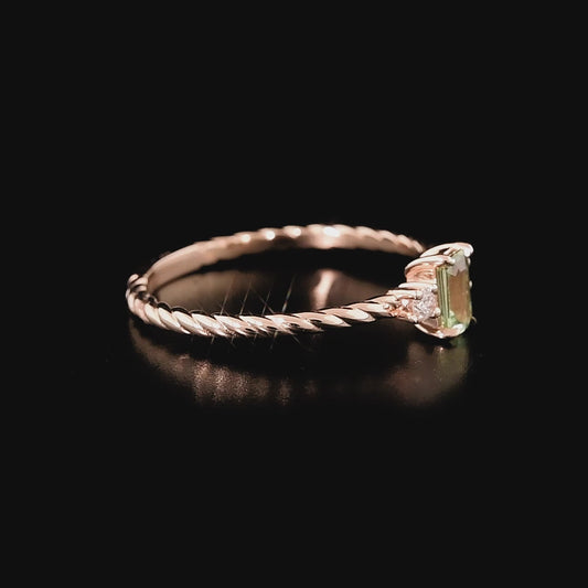 Pırlanta taşlı tasarım yüzük modeli, göz alıcı yeşil safir taşıyla klasik değerli taş kullanımını modern bir formda sunar. Rose altın yüzey, pırlantaların ve safirin ışıltısını öne çıkararak takıya romantik ve doğal bir hava kazandırır.

