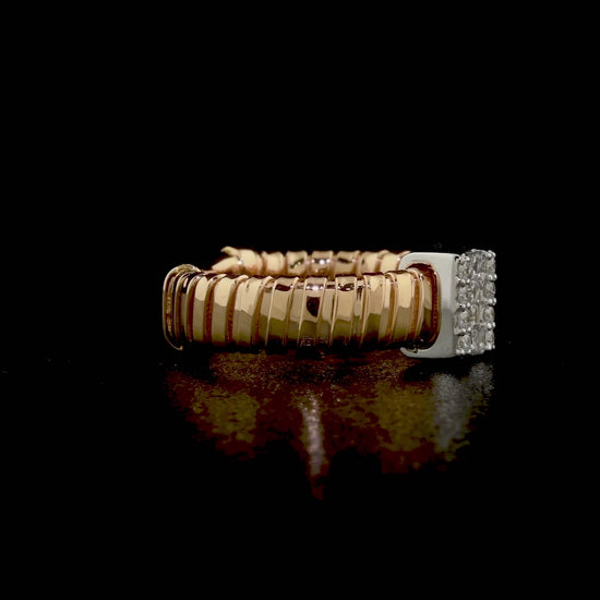 El işçiliğiyle hazırlanmış sertifikalı 0,37 karat baget pırlanta yüzük, 18 ayar altın seçenekleri ve yüzük içi yazı özelleştirmesiyle şık hediye seçeneği.