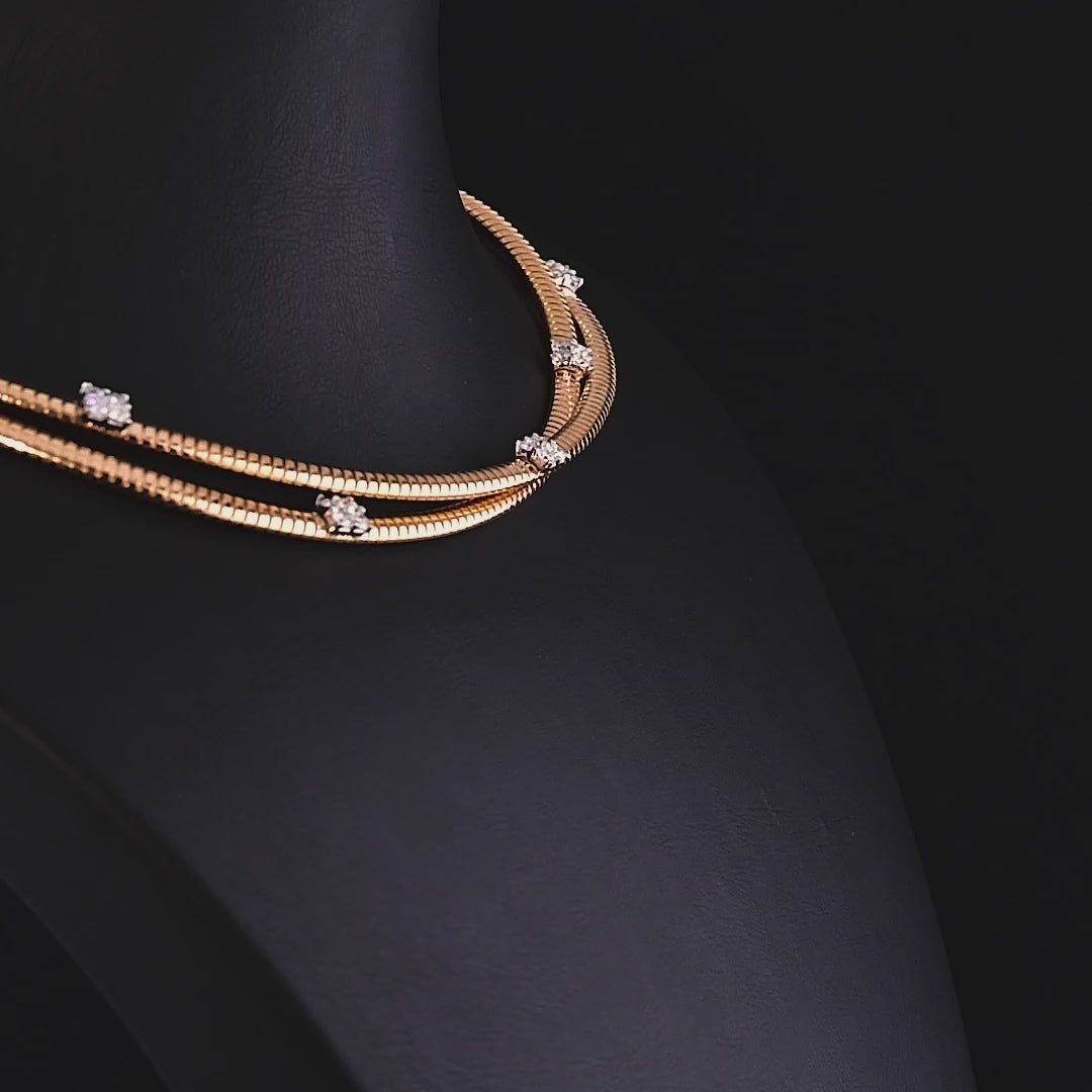 Rose ve sarı altın seçenekli spiral formda pırlanta gerdanlık kolye. Beyaz altın taş yuvalarıyla ışıltısı artan bu zarif altın kolye, günlük ve özel davetlerde şıklığı tamamlar. Modern tasarımıyla dikkat çeker.