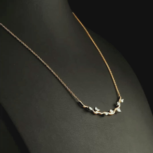 Zarif ve minimal el yapımı pırlanta kolye, modern çizgilerle hazırlanmış 18 ayar altın tasarım, dal formunda özgün detaylara sahip, sertifikalı pırlanta kolye modelleri arasında yer alan 42 cm ince altın zincirli lüks tasarım kolye, günlük ve özel kullanım için