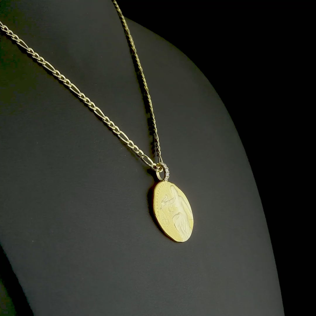 Pırlantalı altın burç kolye modeli, terazi burcunun simgelediği adalet, uyum ve zarafeti şık bir tasarımla birleştiriyor. Kabartmalı burç figürü, ince detaylarla tamamlanan 14 ayar altın zemin üzerinde öne çıkar ve kolyeye karakteristik bir dokunuş katar.