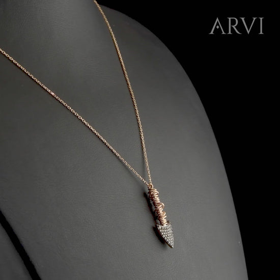 İnce zincir yapısı ve pırlantalı mızrak formuyla dikkat çeken bu 14 ayar özel tasarım altın kolye, günlük şıklığınızı tamamlar. Hafifliği sayesinde konfor sunarken, pırlanta detaylarıyla göz kamaştırır. Kadın kolye modelleri arasında hem anlamlı hem de zamansız bir alternatif olarak öne çıkar.

