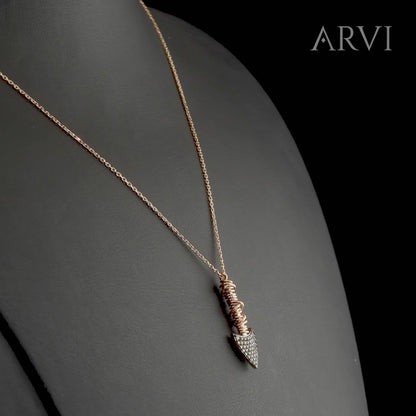 İnce zincir yapısı ve pırlantalı mızrak formuyla dikkat çeken bu 14 ayar özel tasarım altın kolye, günlük şıklığınızı tamamlar. Hafifliği sayesinde konfor sunarken, pırlanta detaylarıyla göz kamaştırır. Kadın kolye modelleri arasında hem anlamlı hem de zamansız bir alternatif olarak öne çıkar.

