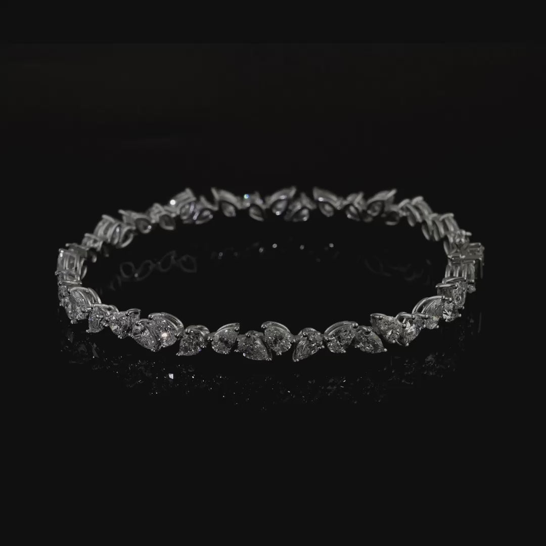 Su yolu damla pırlanta bilezik, 7,42 karat parlak taşlarıyla göz alıcı bir ışıltı yayar. 18 ayar altın seçenekleri kişisel dokunuş ekler çünkü her detay özenle hazırlanır ve bilezik zarif bir hediye seçeneği olur.