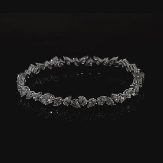 Su yolu damla pırlanta bilezik, 7,42 karat parlak taşlarıyla göz alıcı bir ışıltı yayar. 18 ayar altın seçenekleri kişisel dokunuş ekler çünkü her detay özenle hazırlanır ve bilezik zarif bir hediye seçeneği olur.