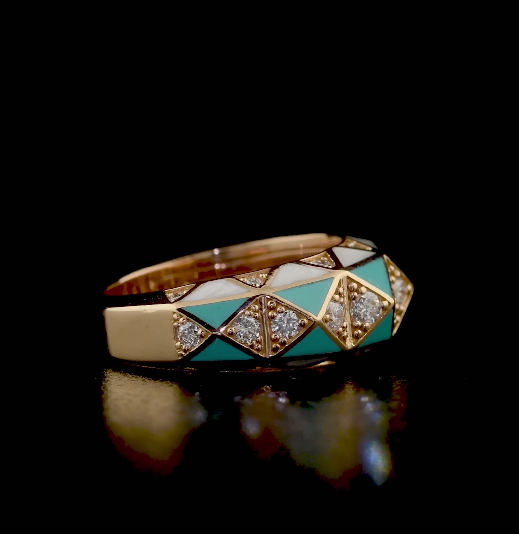 Göz alıcı mavi mineli piramit ve parlak pırlantalarla süslenmiş, modern ve şık 18 ayar rose altın pırlanta taşlı altın yüzük tasarımı