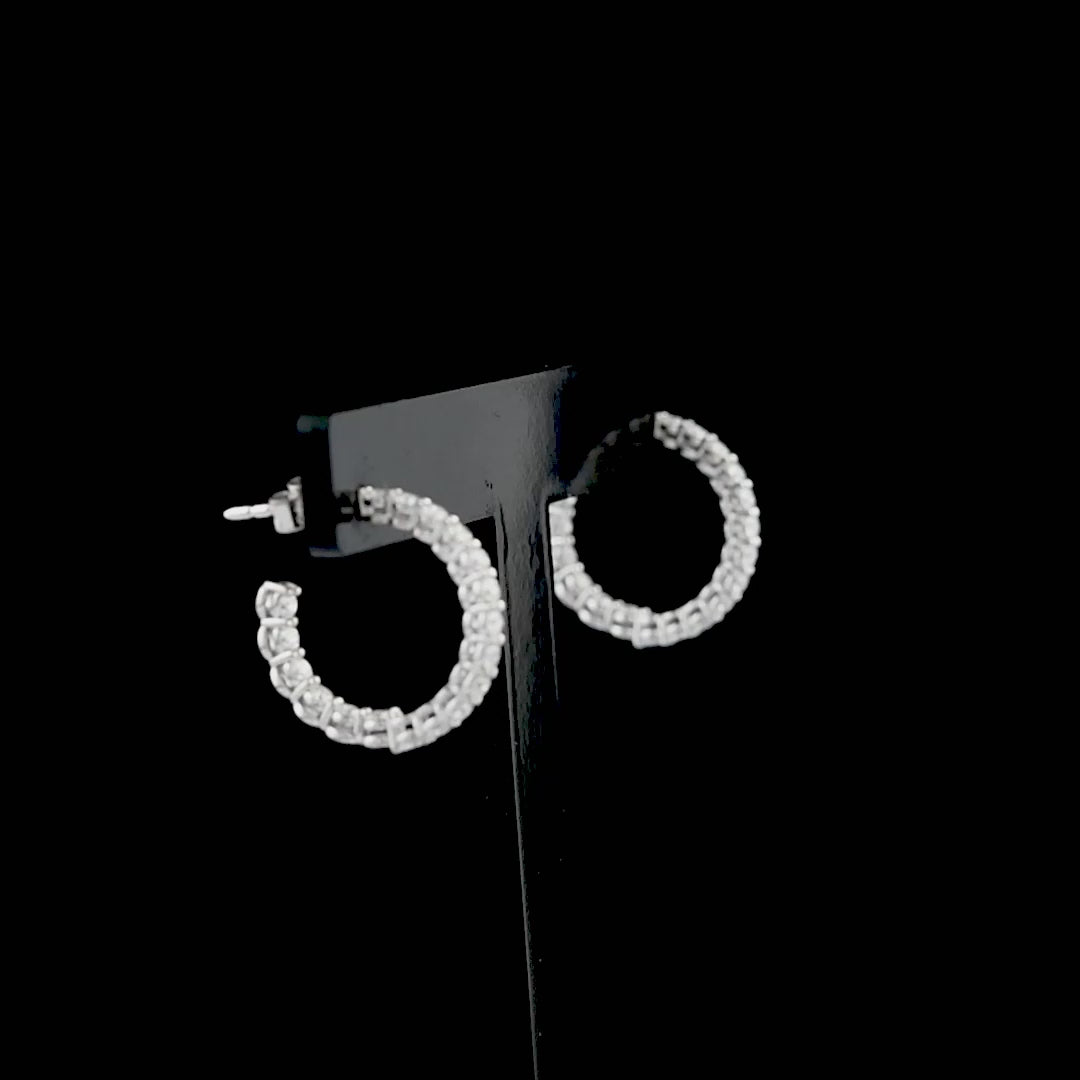 Rose altın seçeneğiyle tasarlanan özel tasarım pırlanta halka küpe, zarif detaylarıyla ışıltılı görünümler yaratır çünkü 18 ayar altın ve minimal taşlı pırlantalar mükemmel uyum sağlar