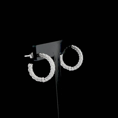 Rose altın seçeneğiyle tasarlanan özel tasarım pırlanta halka küpe, zarif detaylarıyla ışıltılı görünümler yaratır çünkü 18 ayar altın ve minimal taşlı pırlantalar mükemmel uyum sağlar