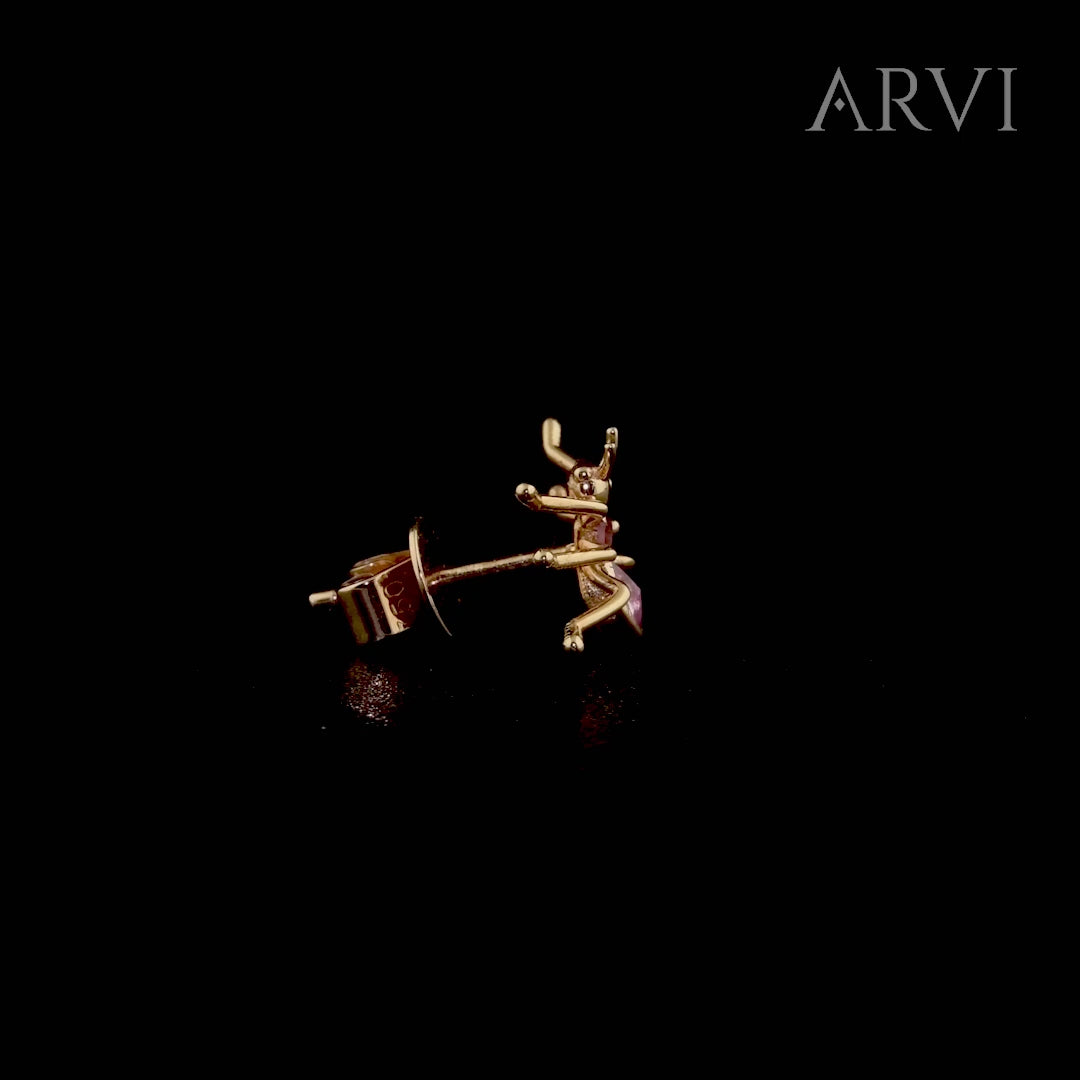 Karınca şeklindeki pembe safir taşlı altın küpe, detaylı işçilikle hazırlanır ve taşların yerleşimi titizlikle yapılır. Rose altın rengi tasarımı tamamlar ve zarif bir görünüm kazandırır. Ayrıca hafif yapısı sayesinde gün boyu rahat taşınır. Küpe, farklı kombinlerle rahatça uyum sağlar ve stilinize sofistike bir dokunuş ekler.

