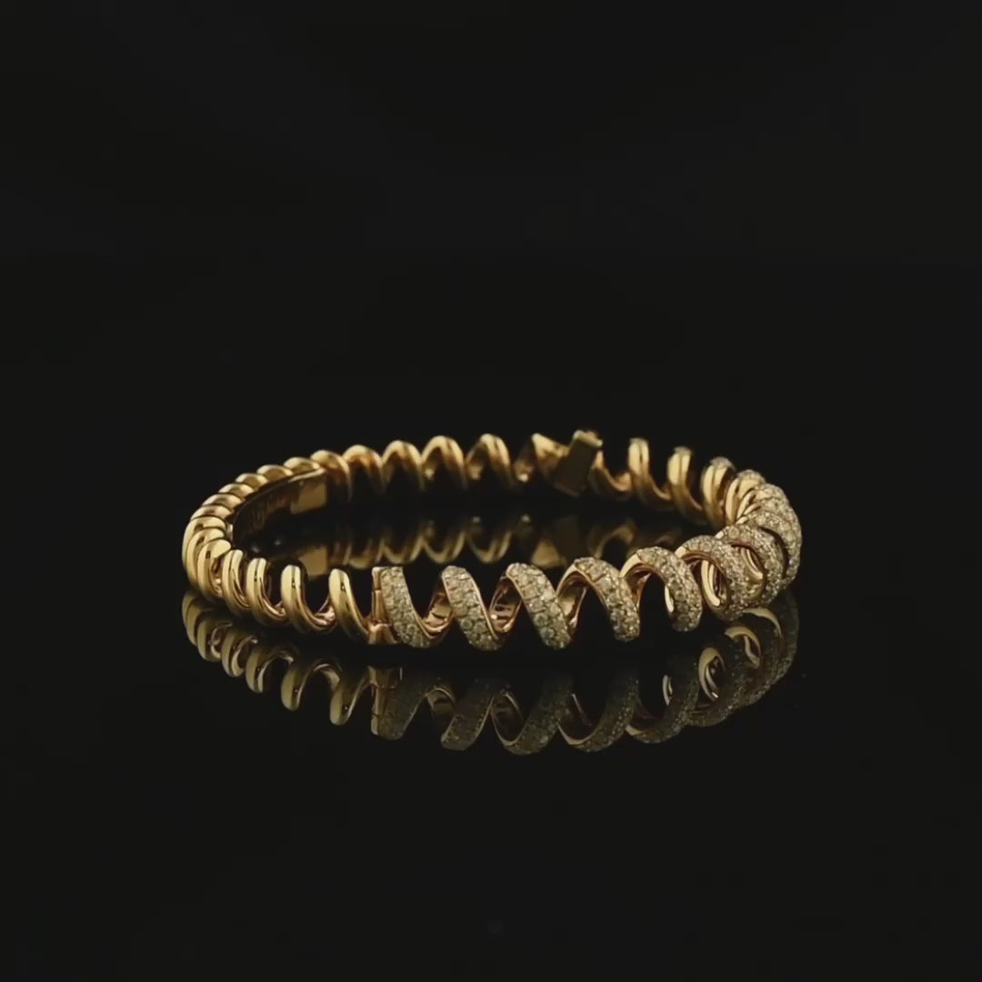 Rose altın seçeneğiyle öne çıkan 1,85 karat burgu pırlanta bilezik, spiral tasarımıyla bileği zarifçe sarar. İnce işçilikle yerleştirilen pırlantalar ışığı kusursuz yansıtır çünkü tasarım hem klasik hem modern bir stil sunar.