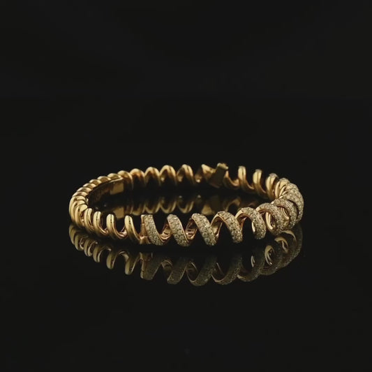 Rose altın seçeneğiyle öne çıkan 1,85 karat burgu pırlanta bilezik, spiral tasarımıyla bileği zarifçe sarar. İnce işçilikle yerleştirilen pırlantalar ışığı kusursuz yansıtır çünkü tasarım hem klasik hem modern bir stil sunar.