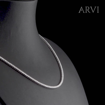 Zarif dizilmiş 2,6 karat pırlanta taşlarla tasarlanan 14 ayar altın su yolu kolye, boyun hattını zarifçe sarar çünkü özel günler kadar günlük kullanım için de mükemmel bir seçenektir; pırlanta su yolu kolye modeli parlak taş dizilimiyle göz kamaştırır.

