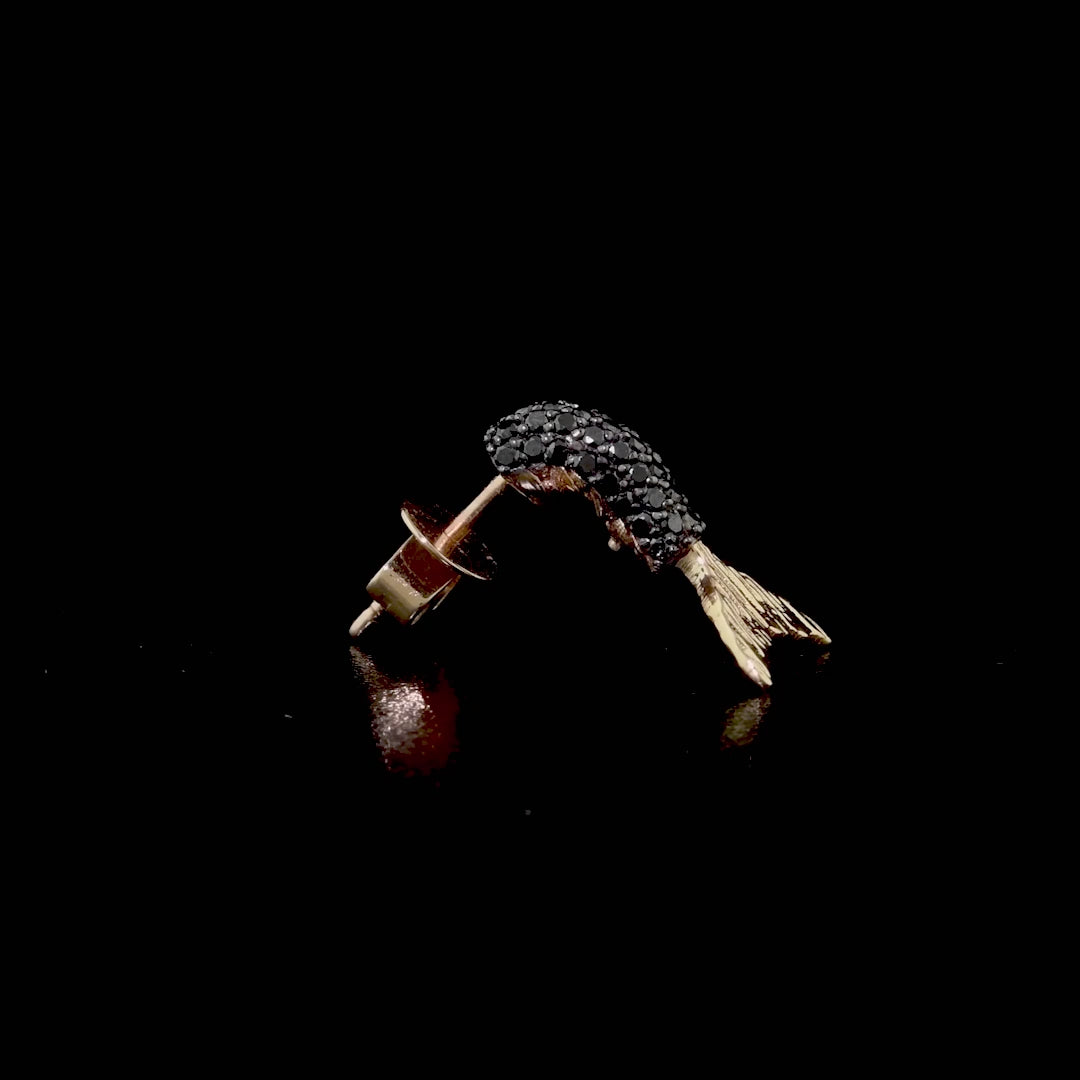 Siyah pırlanta altın küpe, parlaklığını abartısız şekilde yansıtan 0,30 karat siyah pırlanta taşı ile tasarlandı. Rose altın dokusu, siyah taşla kontrast oluşturarak modern bir görünüm sunar. Balık kuyruğu siyah küpe modeli, doğadan ilham alan zarif detaylarıyla öne çıkar.

