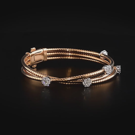 “Modern şıklığı yansıtan 1,15 karat yuvarlak paçalı pırlanta bilezik; üçlü rose altın halat formu ve beyaz altın montürlü taş detaylarıyla dikkat çeken tasarım”