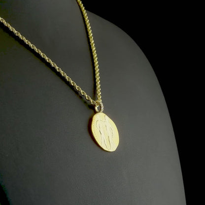 Pırlantalı altın burç kolye, ikizler burcunun sosyal ve meraklı yapısını yansıtan özgün detaylarla tasarlandı. Işıltılı taşı, kabartmalı figürü ve ince zinciriyle bu özel parça hem günlük hem özel anlarda kullanıma uygundur. Canlı ruhunu zarif bir görünümle tamamlar.

