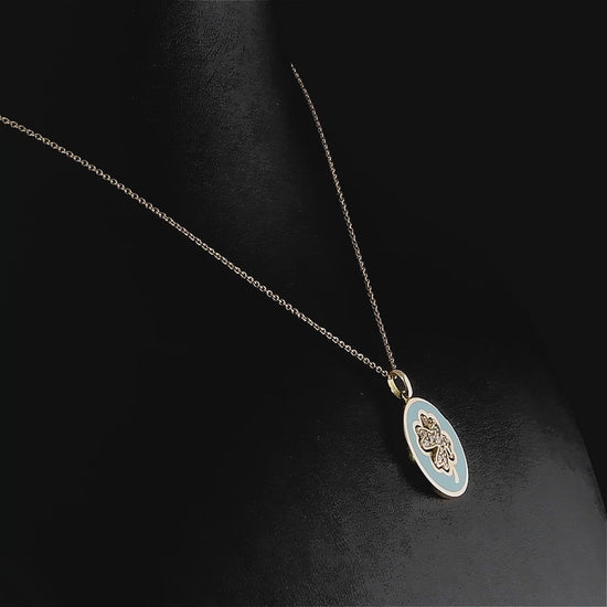 Pırlantalı yonca altın kolyenin yakından çekilmiş detayında, parlak turkuaz minesi ve etrafını çevreleyen 0,16 karat pırlantaların göz alıcı ışıltısı net şekilde görülüyor, zarif işçilik dikkat çekiyor.

