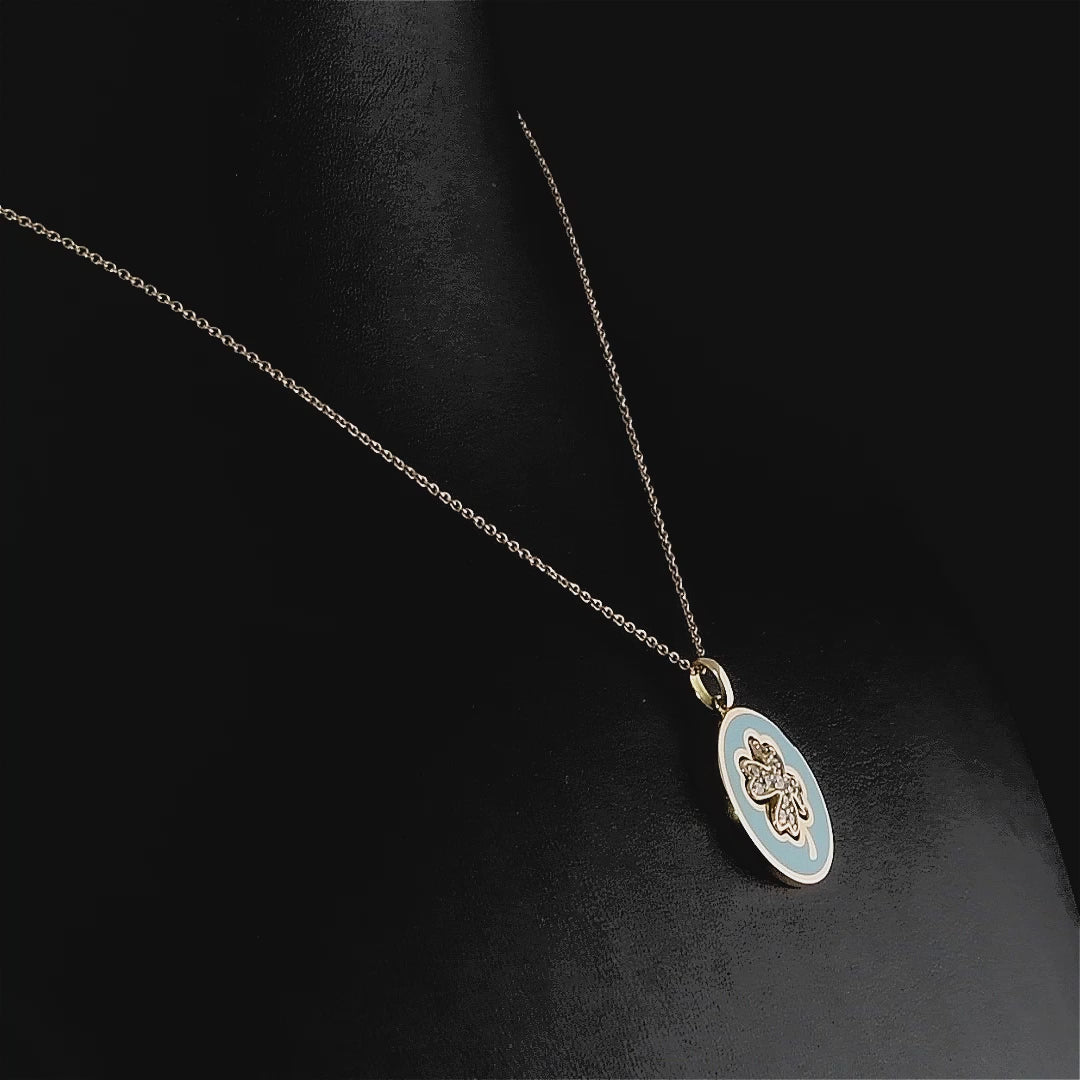 Pırlantalı yonca altın kolyenin yakından çekilmiş detayında, parlak turkuaz minesi ve etrafını çevreleyen 0,16 karat pırlantaların göz alıcı ışıltısı net şekilde görülüyor, zarif işçilik dikkat çekiyor.

