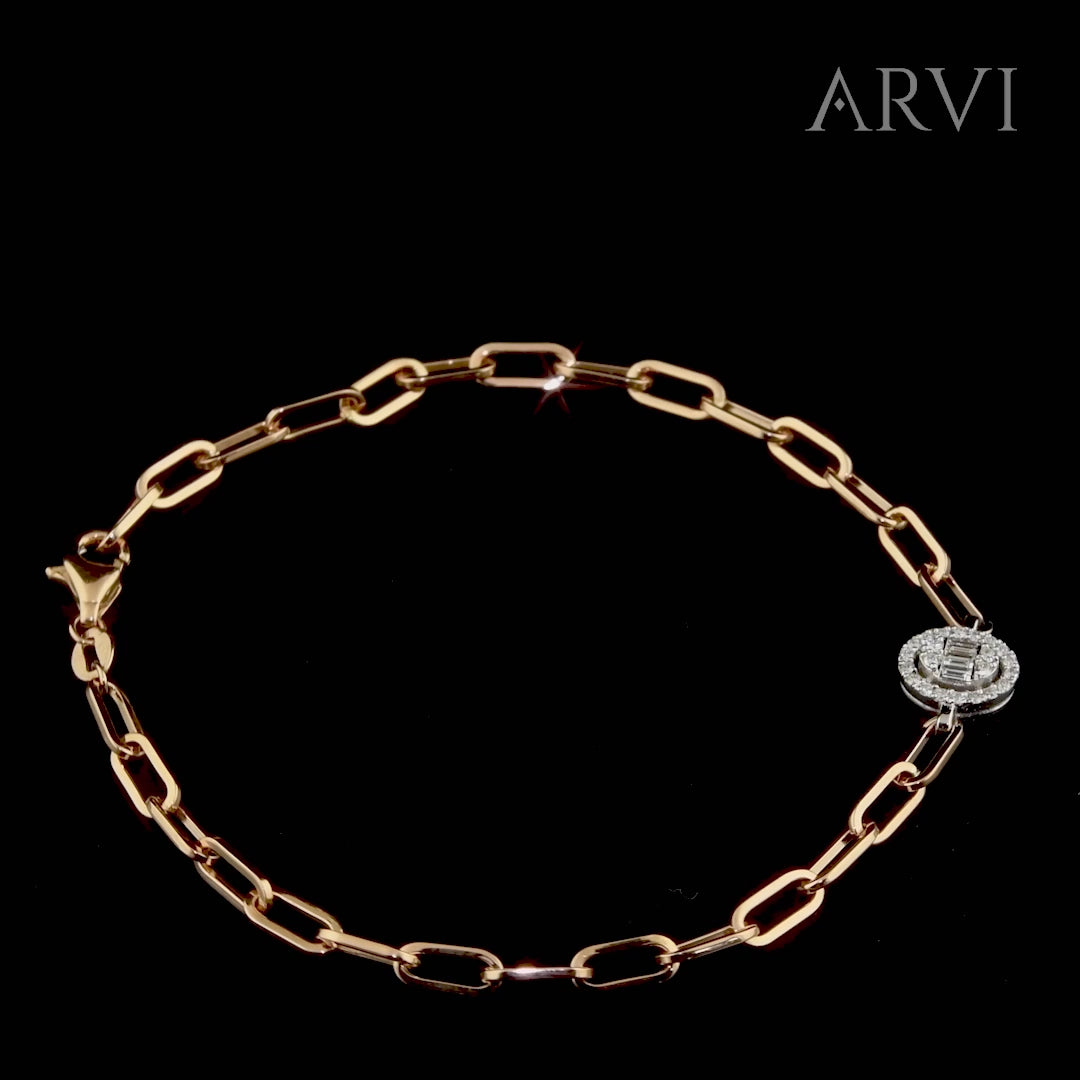 Rose altından üretilmiş, ince zincirli ve ortasında 0,17 karat baget kesim pırlanta taşı bulunan zarif baget pırlantalı zincir bileklik modelinin beyaz arka planda detaylı görünümü.

