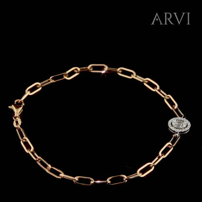 Rose altından üretilmiş, ince zincirli ve ortasında 0,17 karat baget kesim pırlanta taşı bulunan zarif baget pırlantalı zincir bileklik modelinin beyaz arka planda detaylı görünümü.

