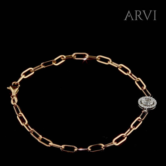 Rose altından üretilmiş, ince zincirli ve ortasında 0,17 karat baget kesim pırlanta taşı bulunan zarif baget pırlantalı zincir bileklik modelinin beyaz arka planda detaylı görünümü.

