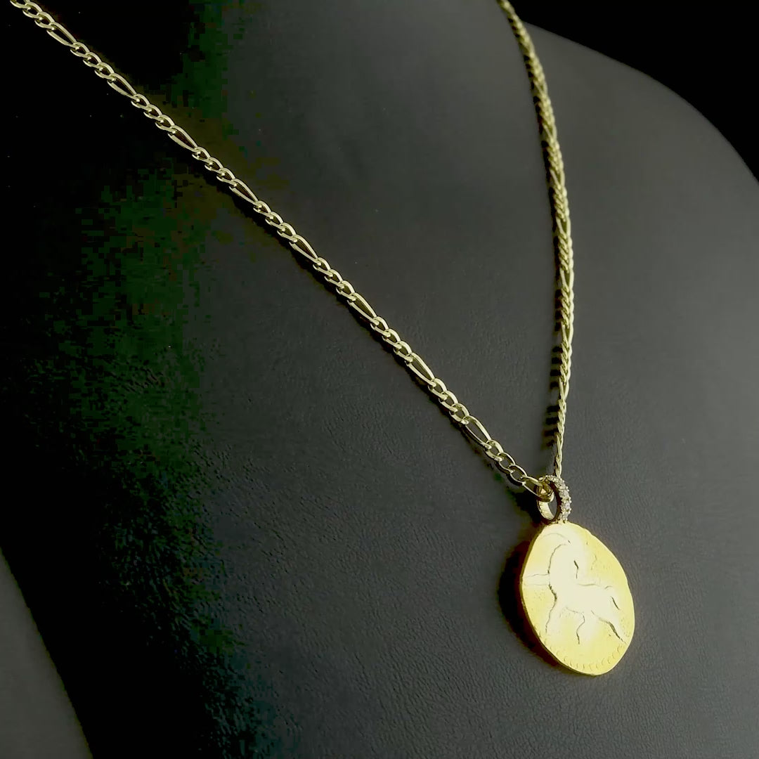 Pırlantalı altın burç kolye, oğlak burcunun disiplinli ve hedef odaklı yapısını taşıyan kabartmalı sembolüyle dikkat çekiyor. El işçiliğiyle hazırlanan bu özgün figür, pırlanta taşıyla bütünleşerek anlamlı bir şıklık sunuyor. 14 ayar altın yapısı ise dayanıklılığı artırıyor.