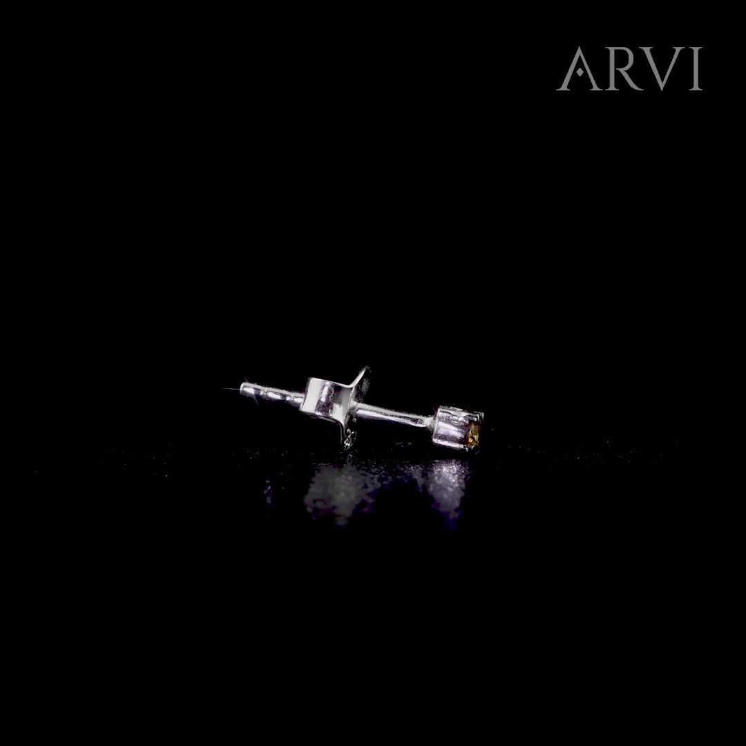 Kahverengi pırlantalı tektaş küpe, rose, sarı ve beyaz altın seçenekleriyle hazırlanmıştır. Altın tektaş küpe severler için hem günlük kullanımda hem özel davetlerde şık ve zarif bir görünüm sunar. Taşın ışığı yansıtması ve altının estetik uyumu, her tarza kolayca uyum sağlar.

