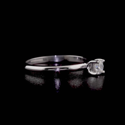 Bu beyaz altın tektaş yüzük, günlük hayatta zarif ve minimal bir görünüm arayanlar için idealdir. 0,26 karat pırlanta taşı, ışıltısıyla dikkat çekerken, sade tasarımı konforlu bir kullanım sunar. Klasik ve modern stilin birleştiği bu yüzük, kombinlerin vazgeçilmezi olur.

AS00004
AS00015
AS00023
AS00031