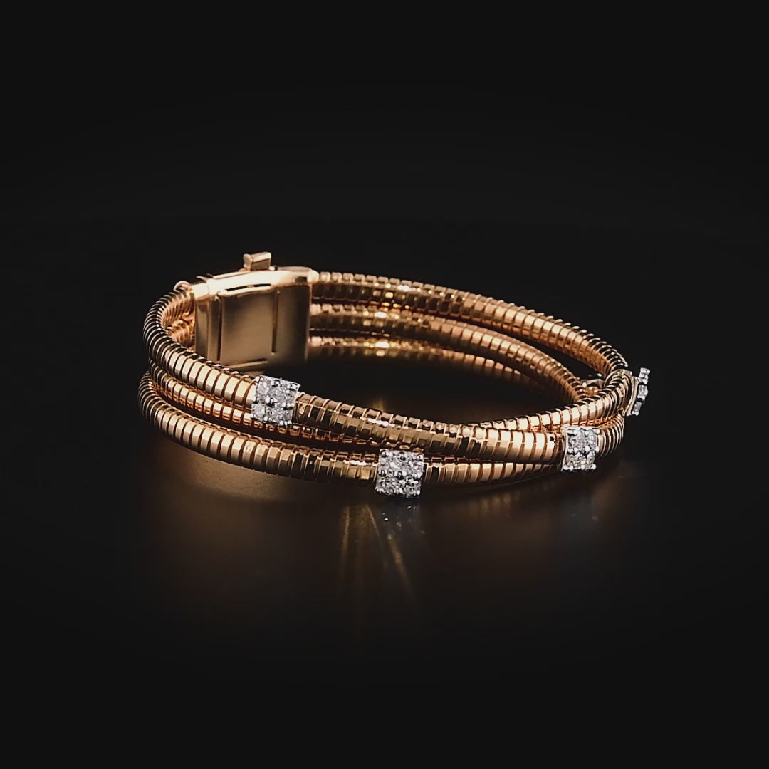 Sarı veya rose altın seçenekleriyle üretilen 1,04 karat kare parçalı pırlanta bilezik, üç sıra halat tasarımı sayesinde güçlü bir duruş sergiler ve beyaz altın montürlü taşlarıyla ışıltılı bir görünüm sağlar.