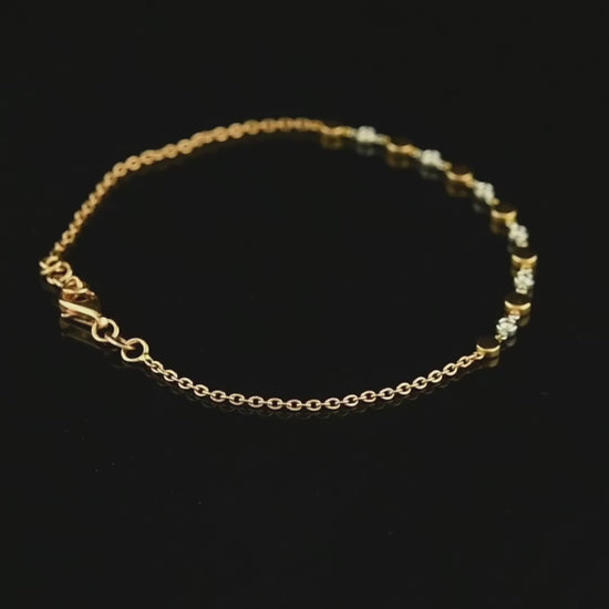 18 ayar sarı altından üretilen 0,12 karat yuvarlak kesim pırlanta bileklik, ince zincir yapısı ve kutulu montür tasarımıyla dikkat çeker. Şıklık ve konforu aynı anda sunar çünkü pırlanta parlaklığı klasik stil ile uyumludur.