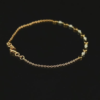 18 ayar sarı altından üretilen 0,12 karat yuvarlak kesim pırlanta bileklik, ince zincir yapısı ve kutulu montür tasarımıyla dikkat çeker. Şıklık ve konforu aynı anda sunar çünkü pırlanta parlaklığı klasik stil ile uyumludur.