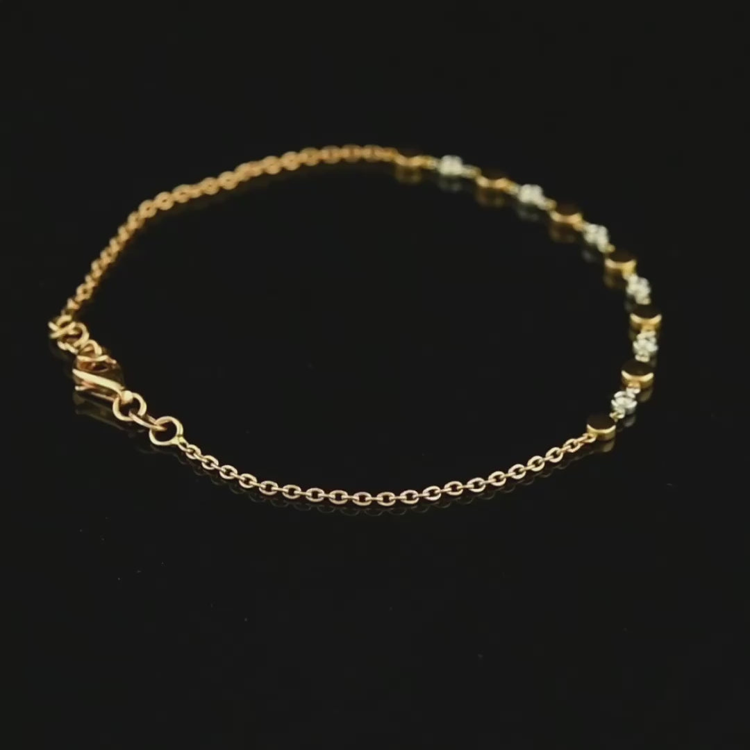 18 ayar sarı altından üretilen 0,12 karat yuvarlak kesim pırlanta bileklik, ince zincir yapısı ve kutulu montür tasarımıyla dikkat çeker. Şıklık ve konforu aynı anda sunar çünkü pırlanta parlaklığı klasik stil ile uyumludur.