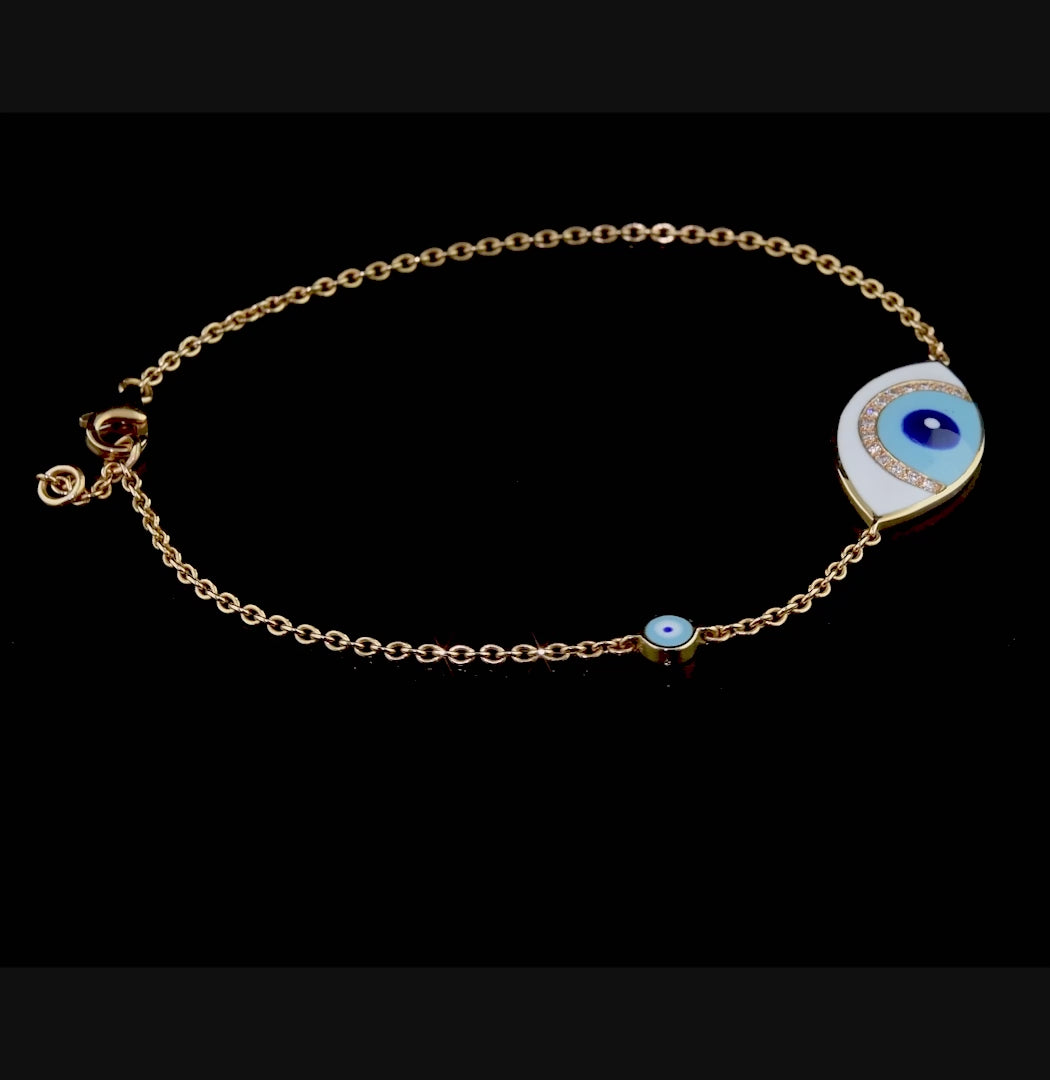 Görselde yer alan pırlanta taşlı altın bileklik modeli, ince rose altın zinciri, beyaz mine detayları ve mavi göz motifiyle bütünleşerek zamansız bir tasarıma dönüşür. Göz tasarım altın bileklik sevenler için bu tasarım, sadece estetik değil aynı zamanda anlamlı bir stil sunar çünkü nazar temasının modern yorumunu taşır. Pırlanta taşlar ise parlaklığı tamamlayarak bilekliğe sofistike bir hava katar.